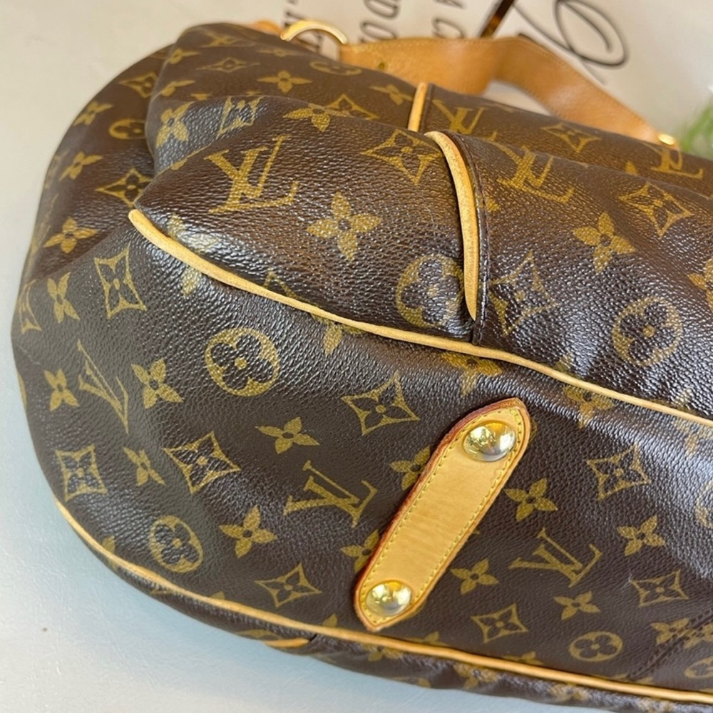 Louis Vuitton Monogram Canvas Galliera GM Totes
Shoulder Bag - Picture 4 of 6